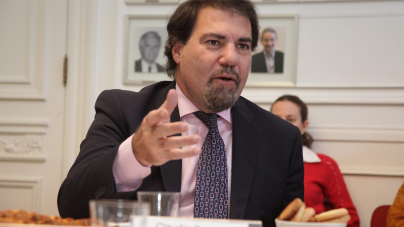 Invitan a una conferencia virtual con el economista Claudio Zuchovicki