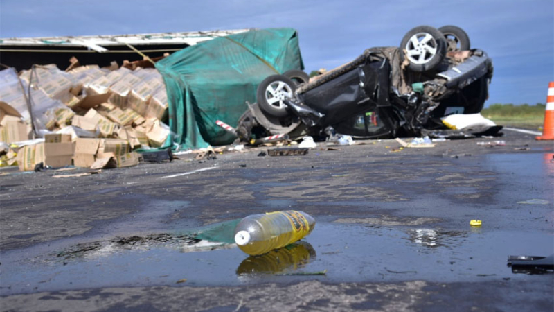 Cientos de botellas de aceite desparramadas en la ruta por el choque de un camión