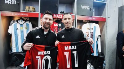 Messi hizo vibrar el "Coloso" en el adiós de Maxi