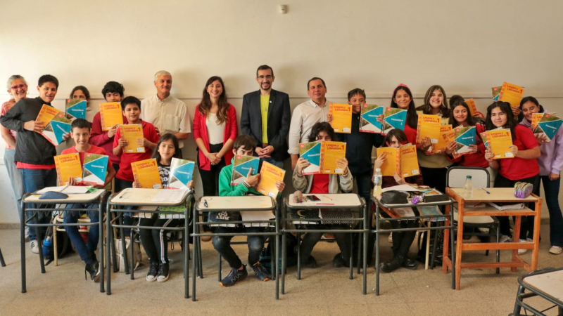 Reparten 200 mil libros a estudiantes secundarios de todo el Chaco