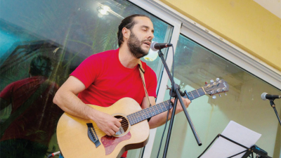 Como solista lleva su estilo musical