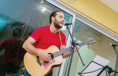 Como solista lleva su estilo musical