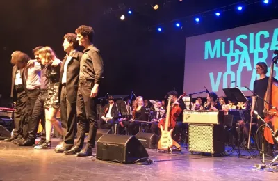 Música para volar interpreta Charly García Unplugged
