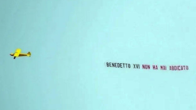 Una avioneta tiraba un misterioso cartel que decía que Benedicto XVI "Nunca abdicó"