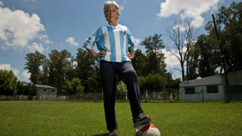 Quién es la futbolista mayor en el video de la AFA