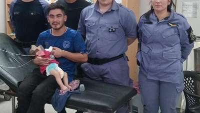Rápida intervención policial para salvarle la vida a un bebé de cinco meses