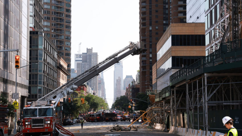 Una grúa se incendió y cayó desde gran altura en Nueva York