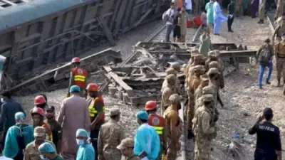 Descarriló un tren en Pakistán y murieron al menos 30 personas