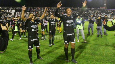 El Negro ganó ante su gente y respira