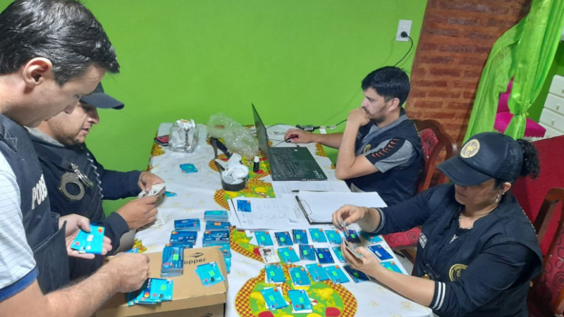Pareja narco retuvo más de 300 tarjetas de débito y DNI para créditos usurarios