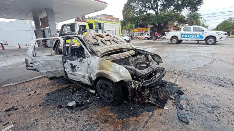 Se incendió un vehículo luego de cargar combustible en una estación de servicio