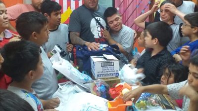 El exboxeador César Cuenca agasajó a niños de Tres Isletas