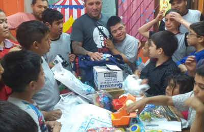 El exboxeador César Cuenca agasajó a niños de Tres Isletas