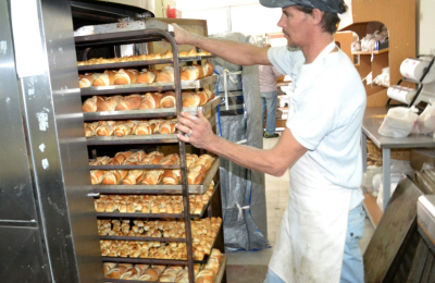 Reclamo de trabajadores panaderos por falta de pago de bono