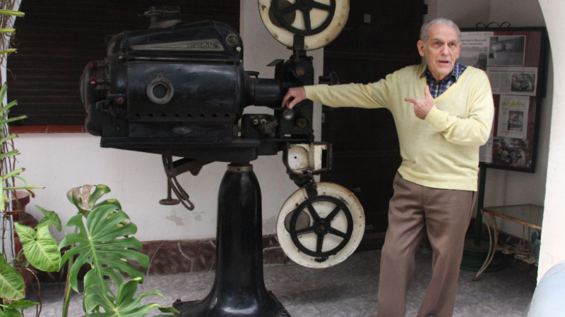 El cine al aire libre, un viaje al pasado en la capital chaqueña