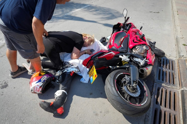 Una mujer israelí reacciona ante el cuerpo de su familiar que fue asesinado por militantes armados palestinos que ingresaron desde la franja de Gaza. Foto: AP Photo/Baz Ratner.