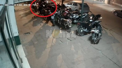 Le robaron la moto mientras estaba trabajando: pide ayuda para recuperarla