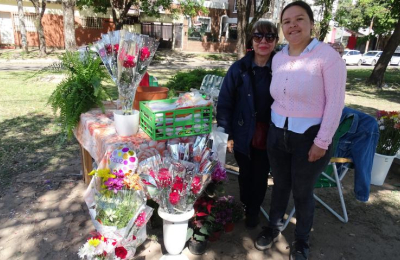 Flores y plantas, una oferta callejera para las mamás de Resistencia
