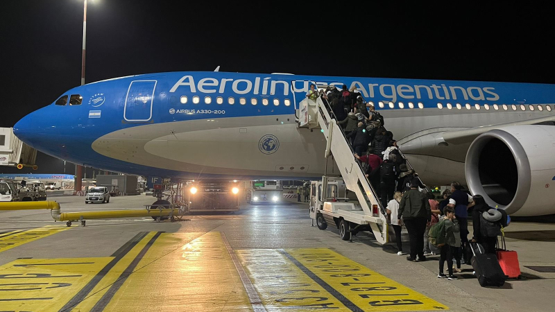 El primer grupo de argentinos evacuados de Israel ya despegó de Roma rumbo al aeropuerto de Ezeiza
