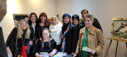 Puppe Ubeda durante la presentación de su libro Kiarkier, junto a sus compañeros de la secundaria.jpg