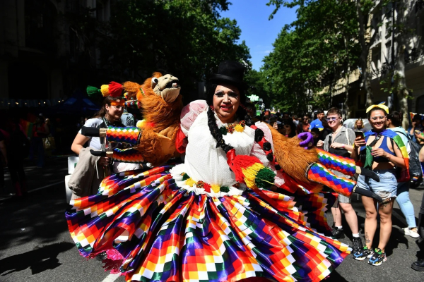 Los colores del altiplano de una cholita se funde en la caravana con los del arco iris del colectivo LGTBIQ+.