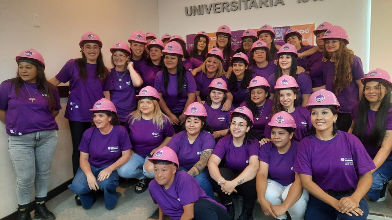 Treinta mujeres egresaron de la escuela de oficios de la UNNE