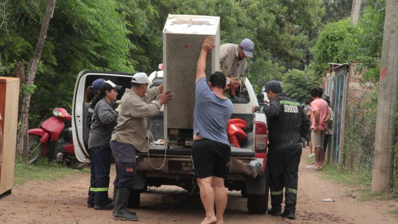 La mano solidaria de los bomberos voluntarios