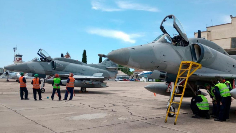 Aviones caza harán "sobrevuelos de seguridad" durante la asunción de Milei