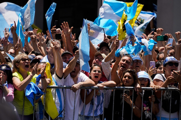 Ciudadanos saludan al nuevo presidente de Argentina Javier Milei saluda a sus partidarios después prestar juramento. Foto Maxi Failla.