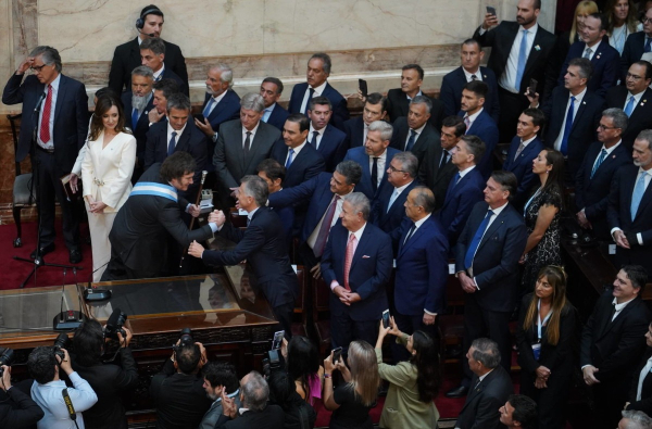 El presidente electo Javier Milei es felicitado por el expresidente Mauricio Macri. Foto: Martín Bonetto.