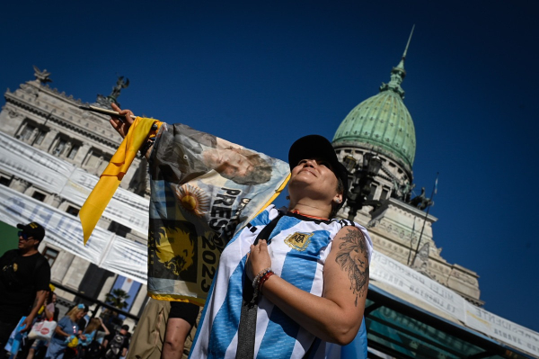 Los partidarios de Javier Milei en las inmediaciones del Congreso de la Nación. Foto: Mariana Nedelcu.