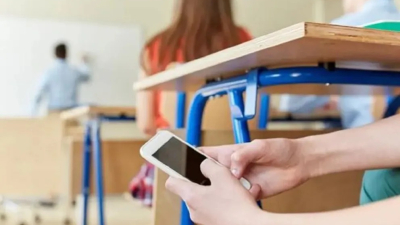 España: quieren prohibir el uso de celulares en escuelas
