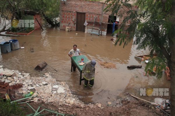 Familias evacuadas por la creciente del río en el barrio San Pedro Pescador. 17-12-23. Fabián Maldonado/NORTE.