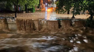 Tormenta en Córdoba: rebalsó La Cañada e inundó varias calles de la ciudad