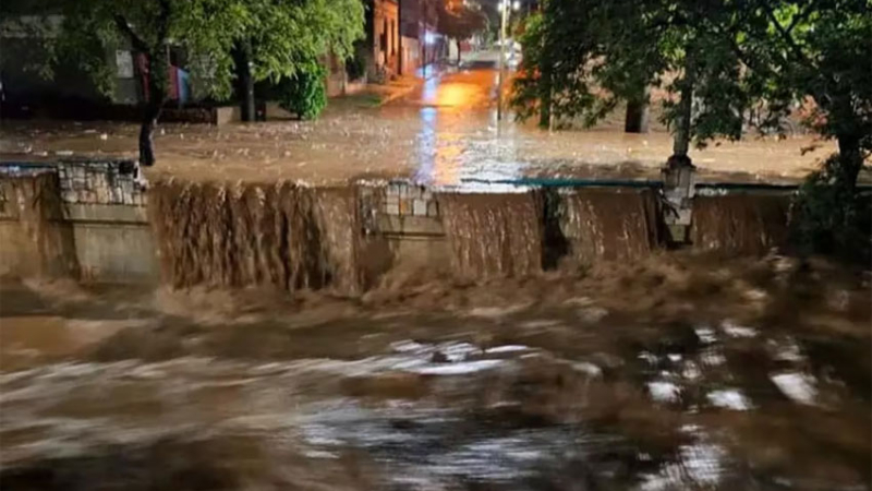 Tormenta en Córdoba: rebalsó La Cañada e inundó varias calles de la ciudad
