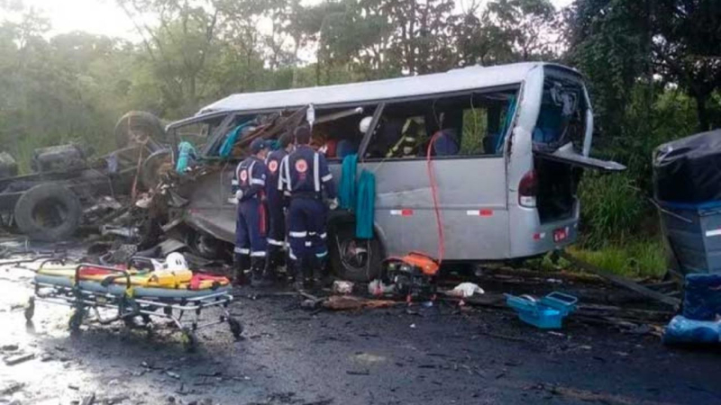 Trágico choque en Brasil entre un camión y un micro: murieron 25 personas