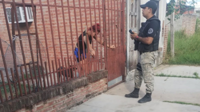 Fue a la casa de su novia y la amenazó: está prófugo
