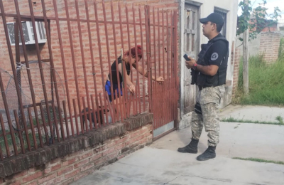 Fue a la casa de su novia y la amenazó: está prófugo