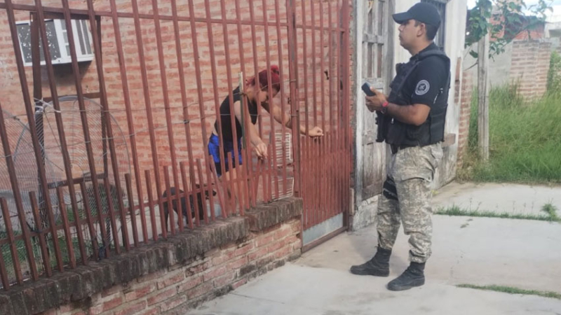 Fue a la casa de su novia y la amenazó: está prófugo