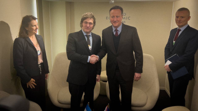 El presidente Milei se reunió en Davos con el canciller británico Cameron