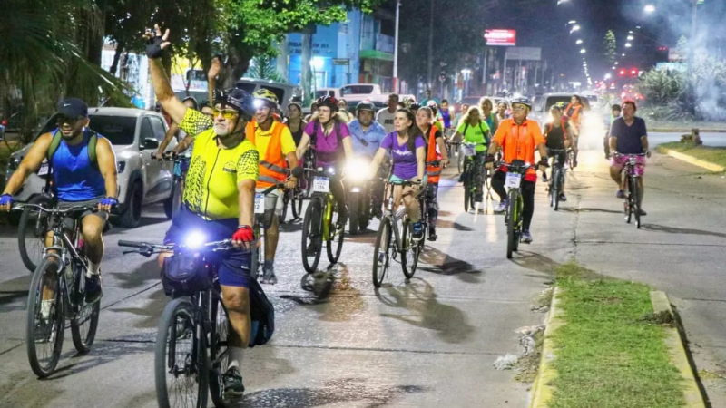 Resistencia en dos ruedas, bajo las estrellas y lupulada