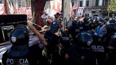 Tensión y manifestantes cara a cara con la Policía en otra marcha contra la Ley Ómnibus frente al Congreso