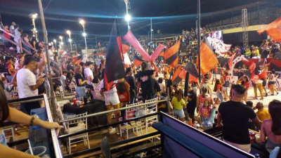 Otra noche de duelo de hinchadas en la Capital del Carnaval