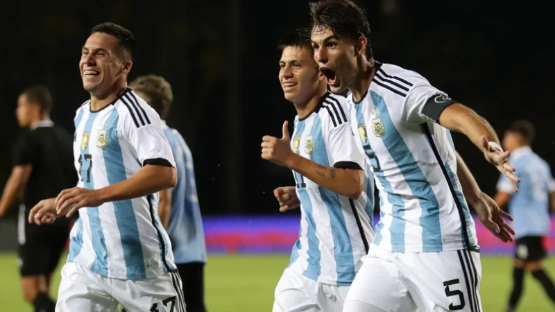 Argentina empató 3-3 ante Uruguay y clasificó primera de su zona