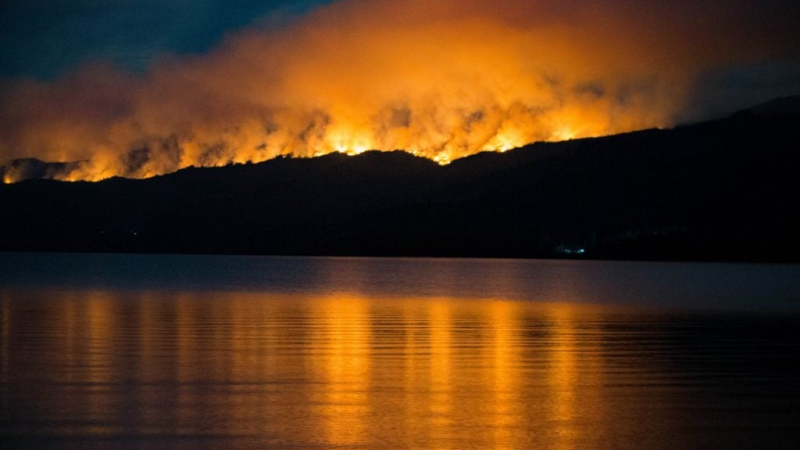 Los Alerces: más de 350 bomberos trabajan para contener el incendio