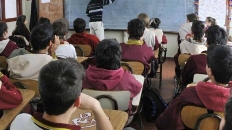 El gobierno eximirá a colegios privados de pagar aportes patronales