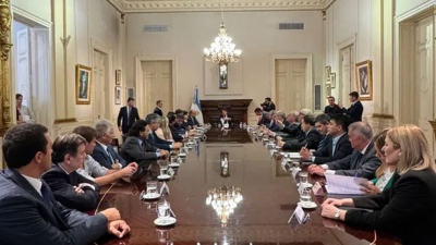 Milei convocó a gobernadores a la Casa Rosada y se quedó tuiteando en Olivos