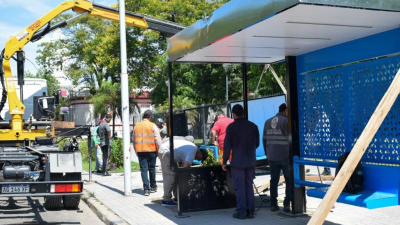 Vuelve el refugio para esperar el colectivo frente a la plaza central