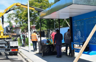 Vuelve el refugio para esperar el colectivo frente a la plaza central