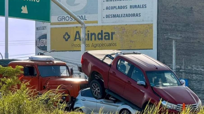 Una camioneta terminó arriba de un auto tras un choque en cadena en la ruta 11